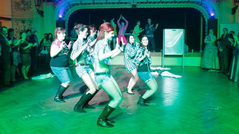 Maturitn&iacute; ples HC4 pulnočn&iacute; překvapen&iacute;