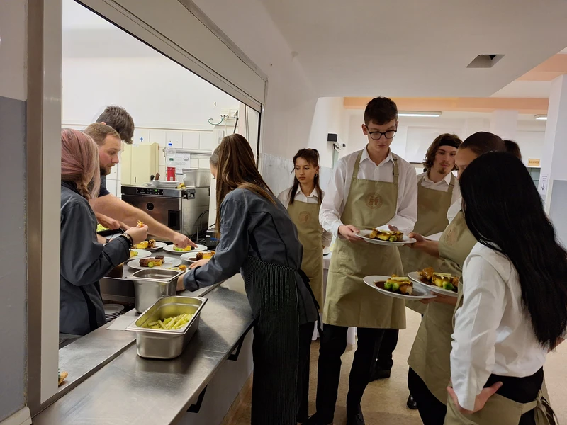 Serv&iacute;rov&aacute;n&iacute; hlavn&iacute;ho chodu