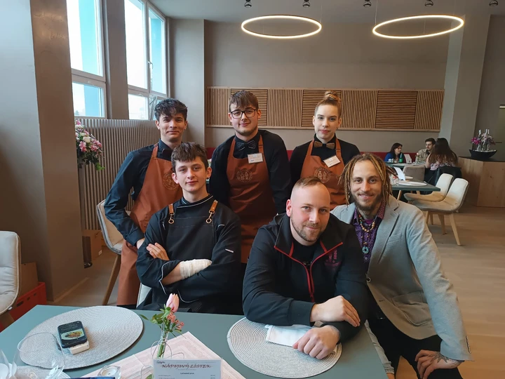 cel&yacute; t&yacute;m